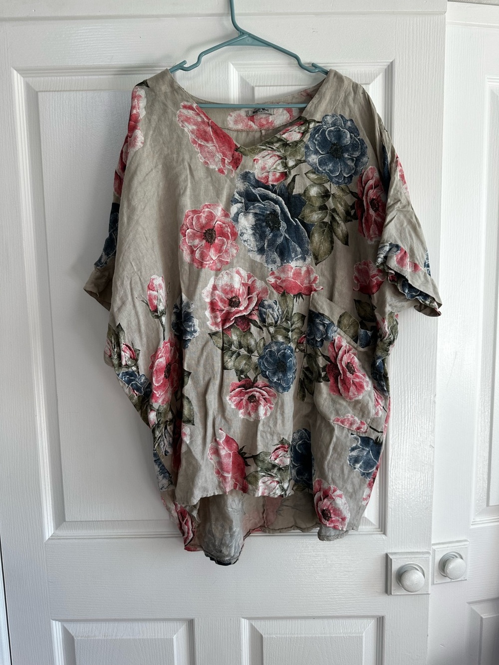 Relaxed Floral Linen-Blend Tunic Top in Beige with Pink & Blue Blooms